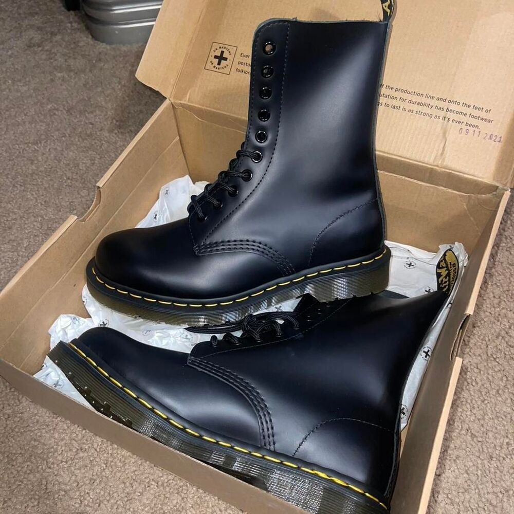 Dr-martens Women's 1490 Smooth Leather Boots size 8